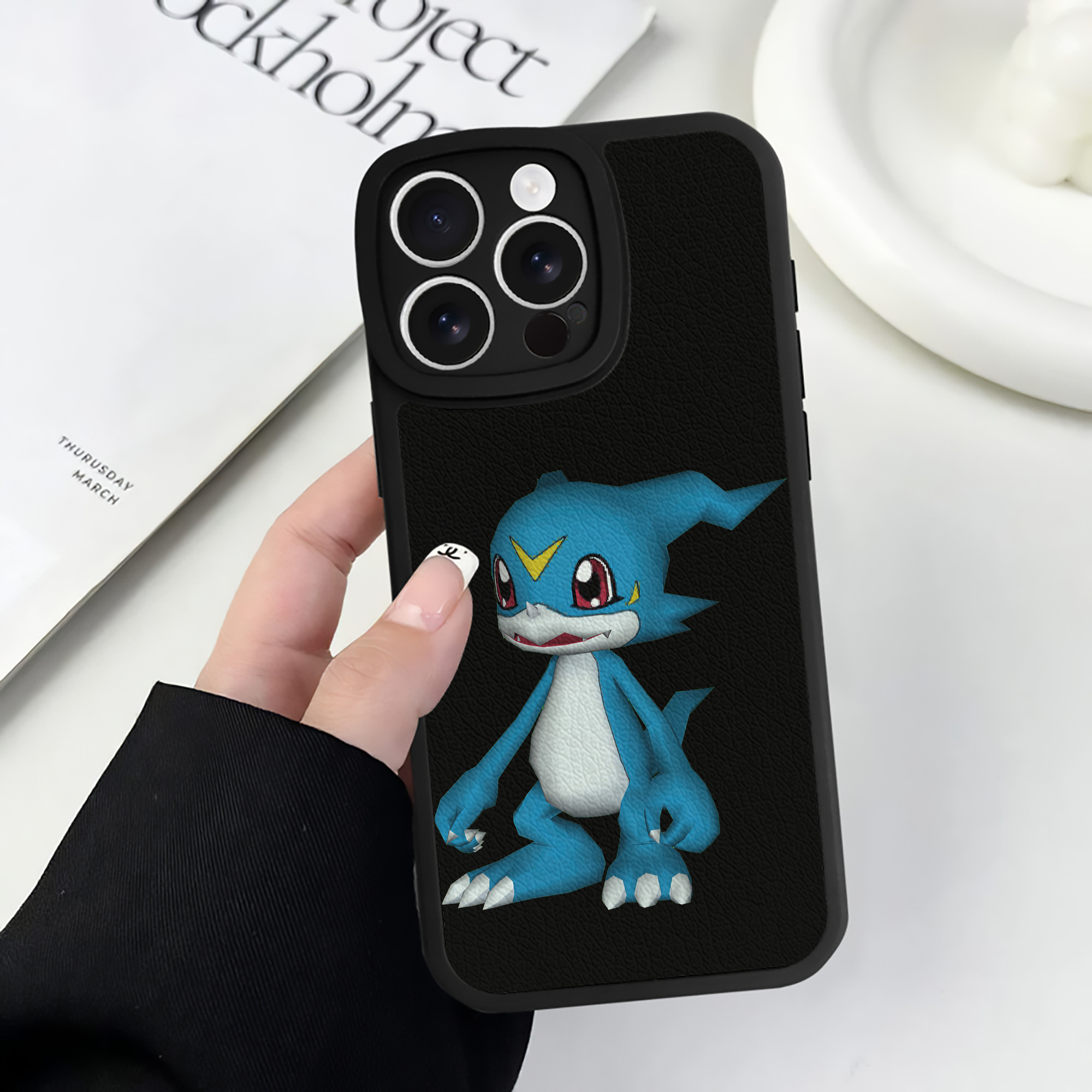 （画像用） Digimon デジタルモンスター/デジモン 【iPhone 16シリーズ対応】シリコンスマホケース（レザー調） 材質：シリコン